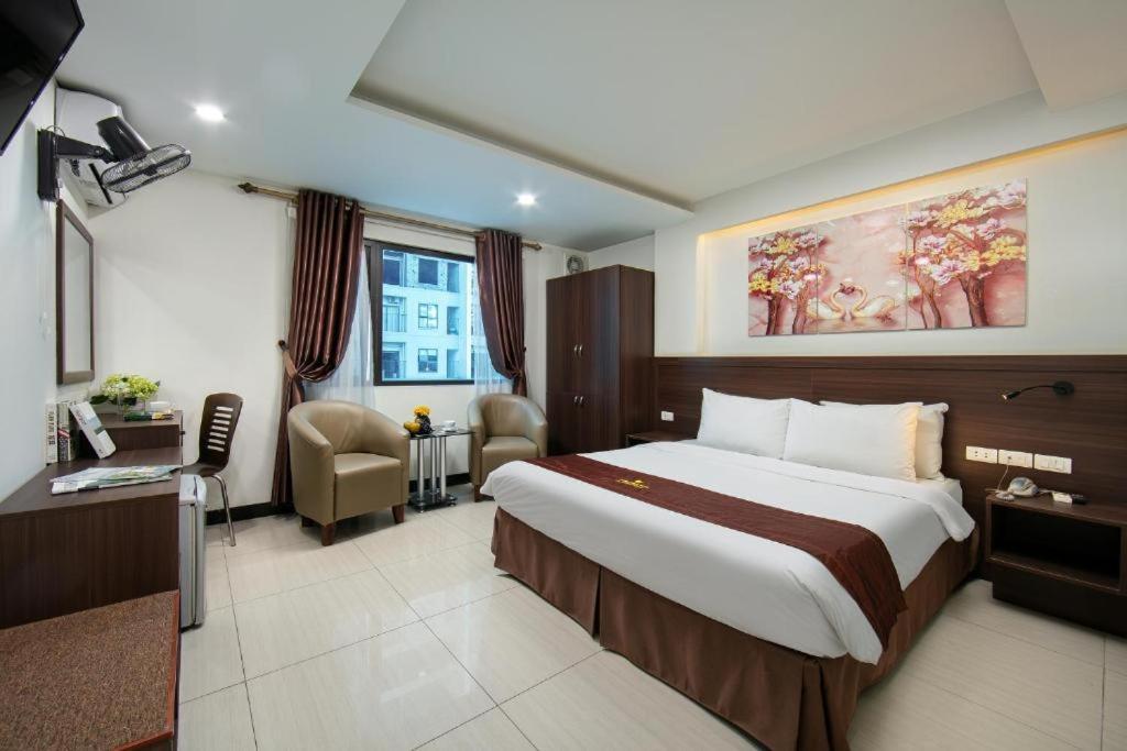 Quang Chung Hotel - 56 Le Van Thiem - By Bay Luxury 河内 外观 照片