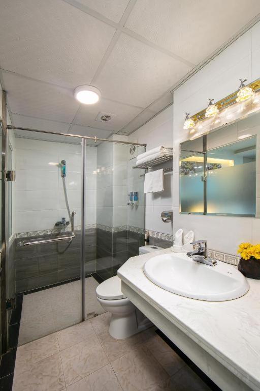Quang Chung Hotel - 56 Le Van Thiem - By Bay Luxury 河内 外观 照片